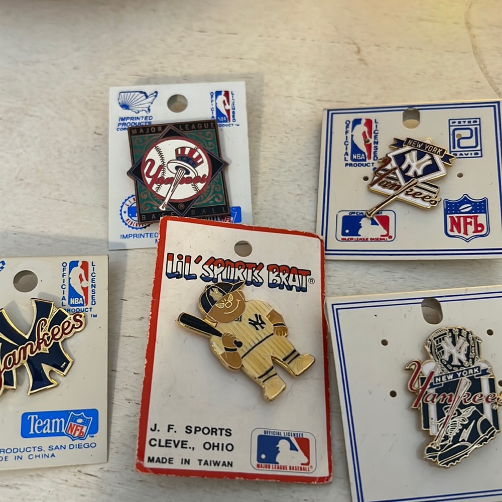 NWT Lot vintage New York Yankees baseball hat lapel pins on cards MLB